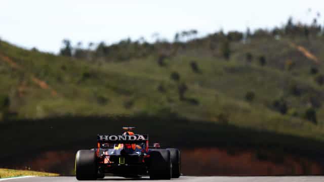 Verstappen reage, supera dupla da Mercedes e lidera 3º treino livre em Portugal