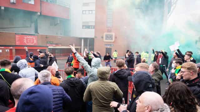 Manchester United e Liverpool é adiado após protesto em Old Trafford