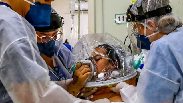 Brasil tem média de 2.407 mortes diárias por covid-19