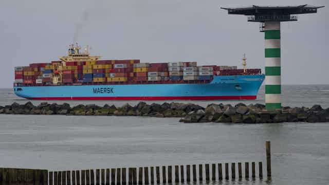 Ever Given ainda está ancorado no Canal de Suez com tripulação presa