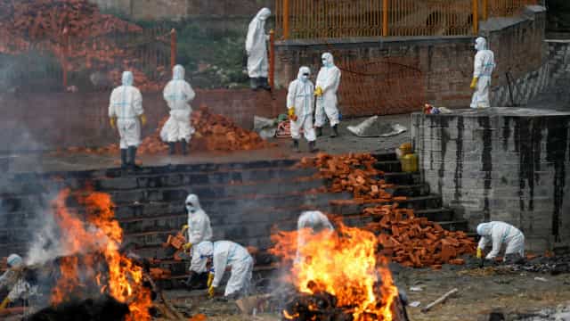 Corpos de vítimas de Covid-19 estão sendo jogado ao rio na Índia