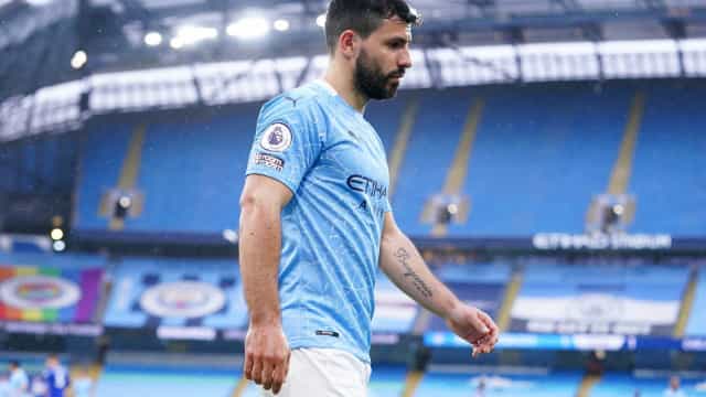 Agüero perde pênalti, City leva virada do Chelsea e adia conquista do Inglês