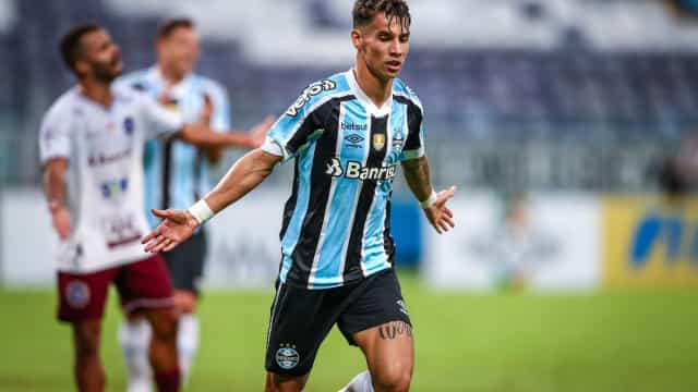 Em dia inspirado de Ferreira, Grêmio vence Caxias e faz final contra o Inter