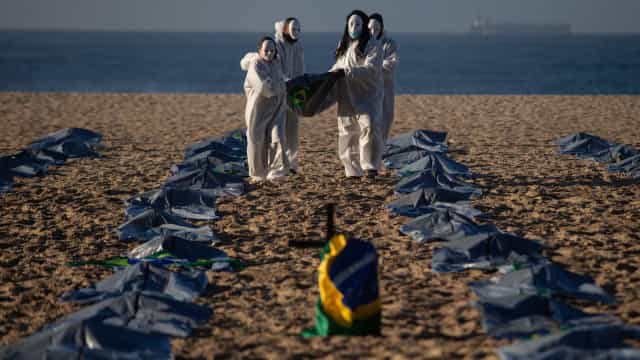 Média diária de mortes por Covid-19 no Brasil continua acima de 2.000