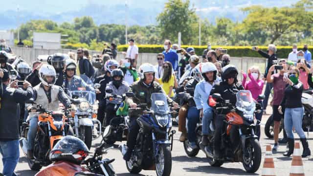 No Dia das Mães, Bolsonaro ignora regras e gera aglomeração com motoqueiros