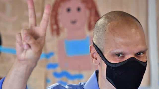 Bruno Covas posa no hospital: ‘Sem baixar a cabeça ou perder motivação’