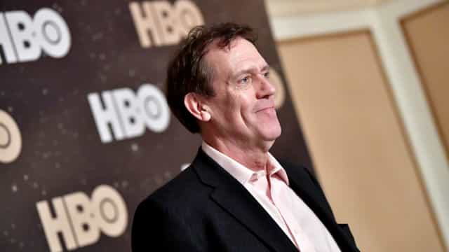 Hugh Laurie interpreta um Dr. House menos antissocial em ‘Roadkill’
