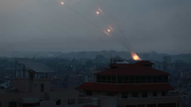 Hamas dispara foguetes, e Israel revida após novos conflitos em Jerusalém