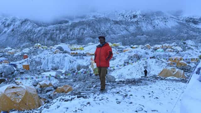 Contra Covid, China vai instalar uma barreira física no topo do Everest