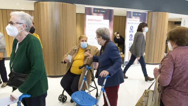 Espanha registra 121 casos de efeitos adversos a cada 100 mil vacinas