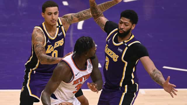 Lakers derrotam Knicks e seguem na luta para avançar direto aos playoffs da NBA