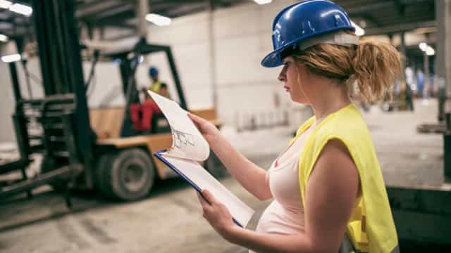 Bolsonaro sanciona lei que afasta grávidas do trabalho presencial