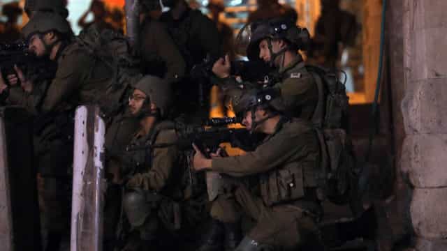 Em agravamento da crise, Israel faz 1º ataque a Gaza por terra