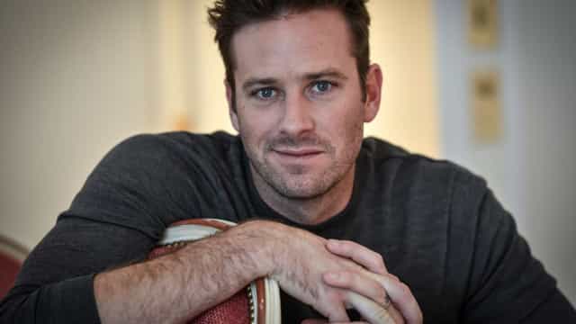 Após acusações de canibalismo, Armie Hammer tem nova namorada