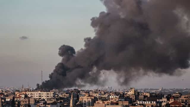 Ataques de Israel deixam mais mortos e destroem prédio da imprensa em Gaza