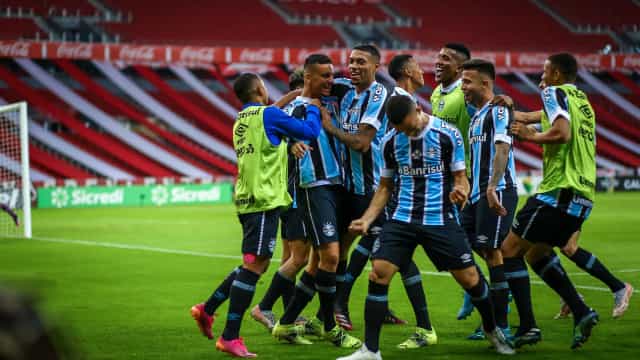 Em busca do tetra, Grêmio vence o Inter de virada e leva vantagem para a Arena