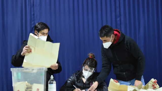 Independentes vencem eleição para Constituinte chilena, em grande derrota para governo