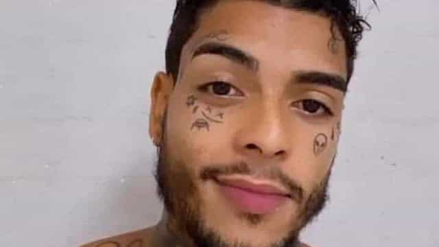 Mãe de MC Kevin aparece no IML para liberar corpo do filho