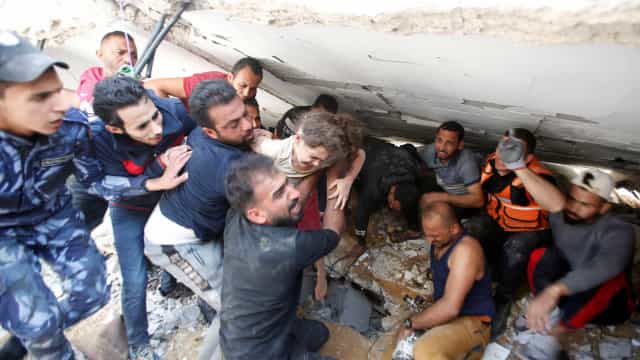 Palestiniana de 6 anos é retirada de escombros onde família morreu