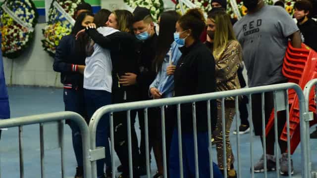 Viúva de MC Kevin é amparada ao chegar a velório, em São Paulo