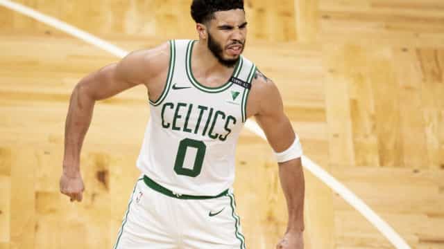 Tatum marca 50 pontos, Celtics vencem Wizards pelo ‘play-in’ e estão nos playoffs