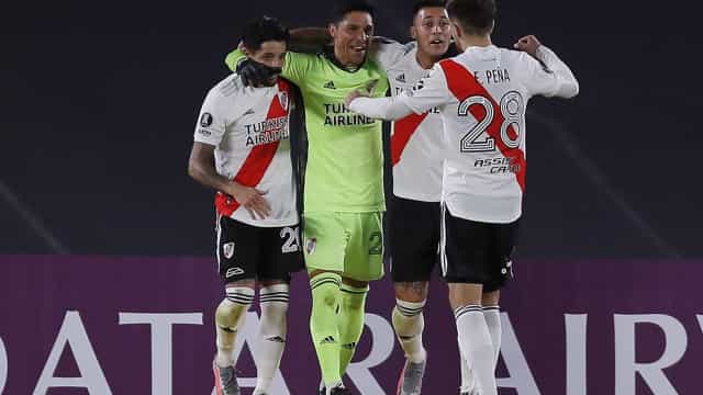 Em noite histórica, River vence Santa Fe sem reservas e com goleiro improvisado