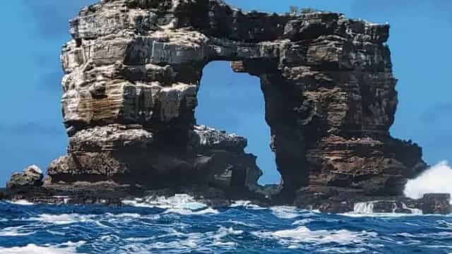 Topo do Arco de Darwin, formação rochosa em Galápagos, desaba
