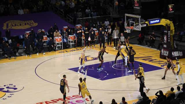 LeBron James decide no final e Lakers superam Warriors para avançar aos playoffs