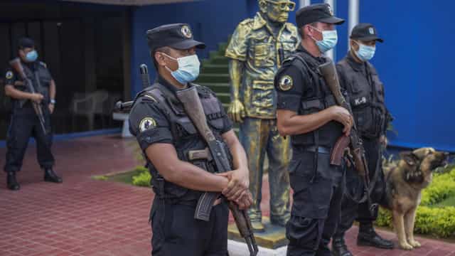 Polícia invade jornal de oposição e prende jornalistas na Nicarágua