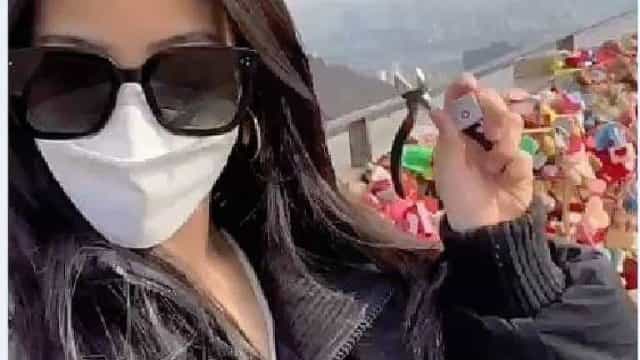 Mulher viaja 9.500 km para desfazer memória que tinha com ex-namorado