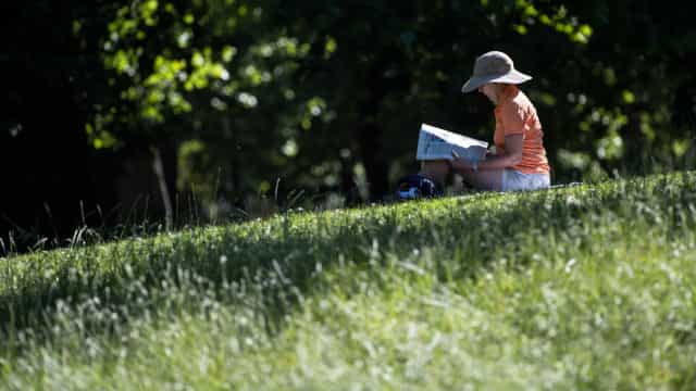 Mulher descobre que marido tinha outra família após ver anúncio em jornal