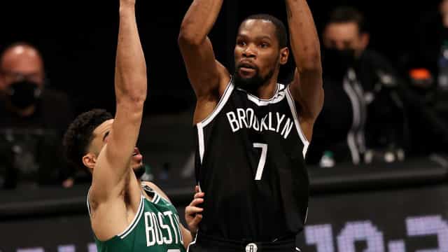 Durant se torna 9° maior cestinha dos playoffs da NBA e Brooklyn bate os Celtics