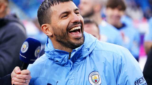 Barcelona oficializa a contratação de Agüero, com contrato por duas temporadas.