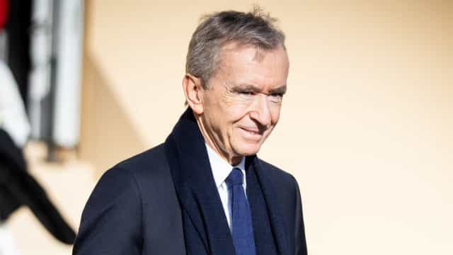 Dono da Louis Vuitton ultrapassa Bezos e se torna a pessoa mais rica do mundo