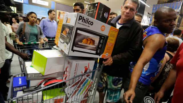 Dia Livre de Impostos promete descontos de até 70% na quinta-feira