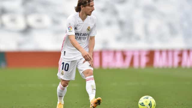 Luka Modric renova contrato com Real Madrid por mais uma temporada