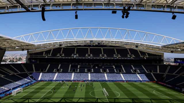 Influenciados pelos pais, garotos torcem por Manchester City e Chelsea na final