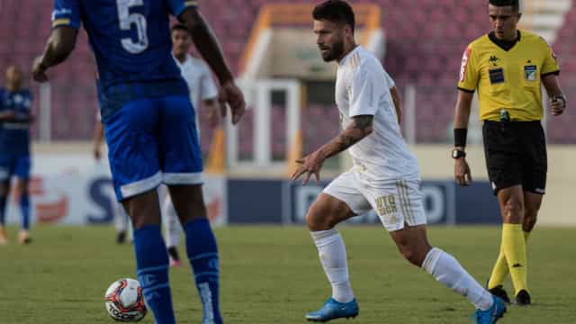 Cruzeiro tem dois expulsos no primeiro tempo e perde na estreia para o Confiança