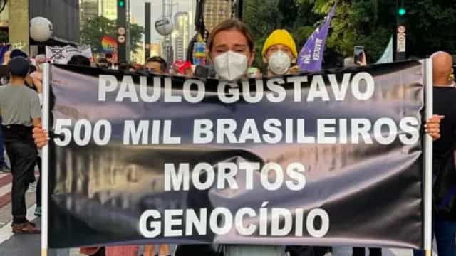 Mônica Martelli homenageia Paulo Gustavo; veja famosos nos atos contra Bolsonaro