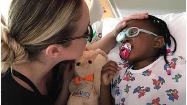 Mãe inventa doença rara e faz filha adotiva passar por diversas cirurgias