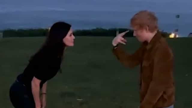 Courteney Cox e Ed Sheeran recriam dança de Ross e Monica em ‘Friends’