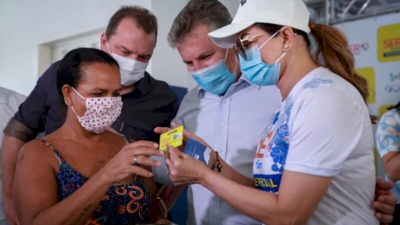 Primeira-dama entrega cartões do Ser Família Emergencial em Peixoto, Matupá e Guarantã do Norte