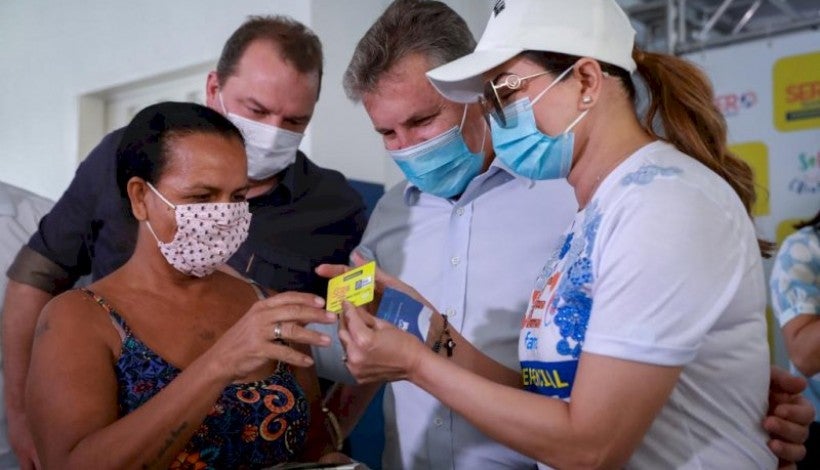 Primeira-dama entrega cartões do Ser Família Emergencial em Peixoto, Matupá e Guarantã do Norte