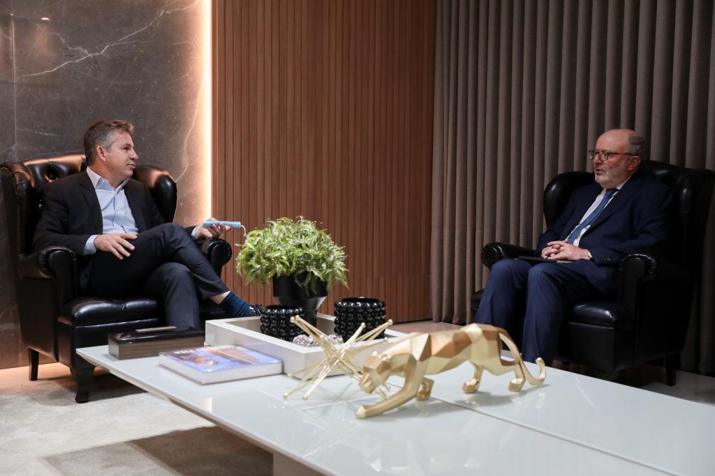 Governador mostra potencialidades de MT para embaixador e embaixatriz da Espanha