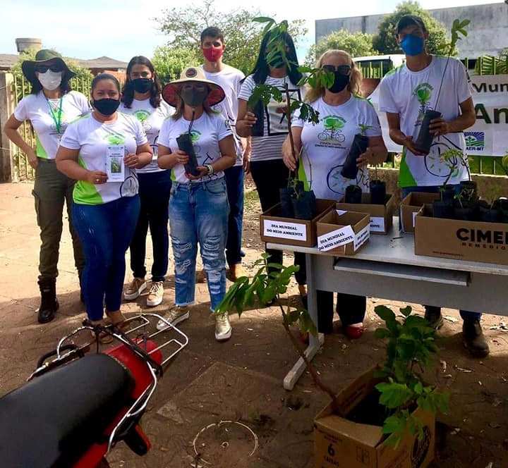 Equipes da SEDEC e Empaer de Guarantã do Norte, realizaram a distribuição de mudas em comemoração à semana do Meio Ambiente