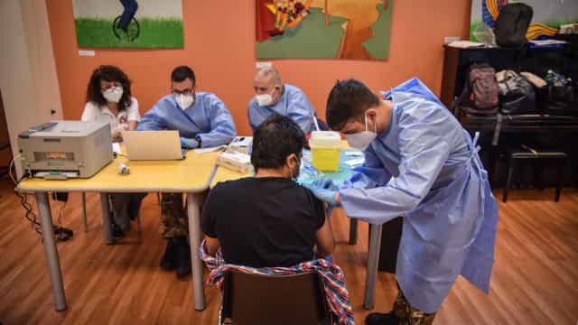 Mais de metade dos adultos da Europa já receberam vacina da Covid