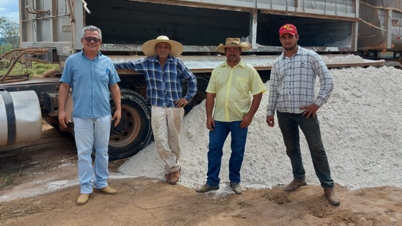 Sitiantes da Agricultura Familiar recebem calcário para aplicarem em propriedades