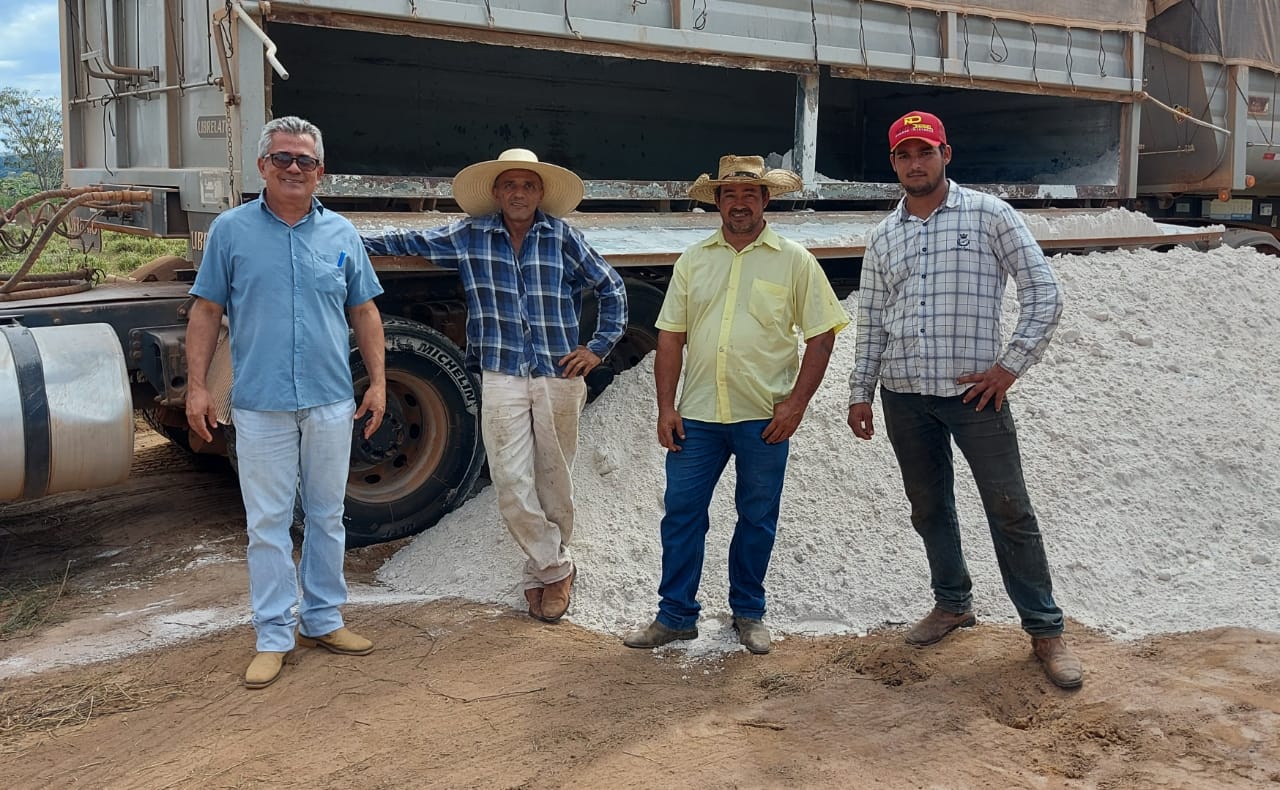 Sitiantes da Agricultura Familiar recebem calcário para aplicarem em propriedades