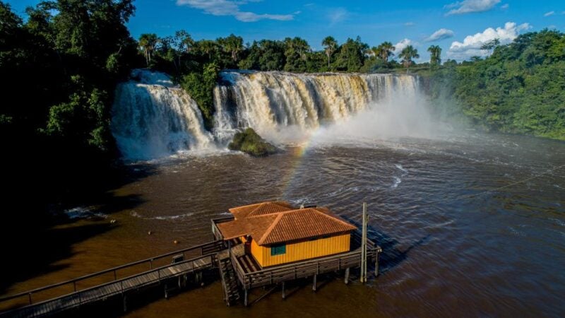Conheça Mato Grosso: Salto das Nuvens encanta com queda d’água em meio à paisagem de árvores exuberantes