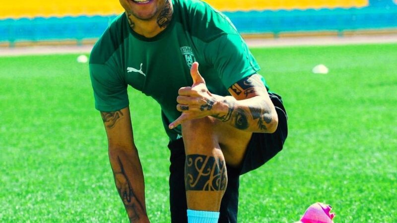 Em fase artilheira no Cazaquistão, lateral Bryan, ex-Cruzeiro, valoriza presença e relacionamento com a torcida no estádio